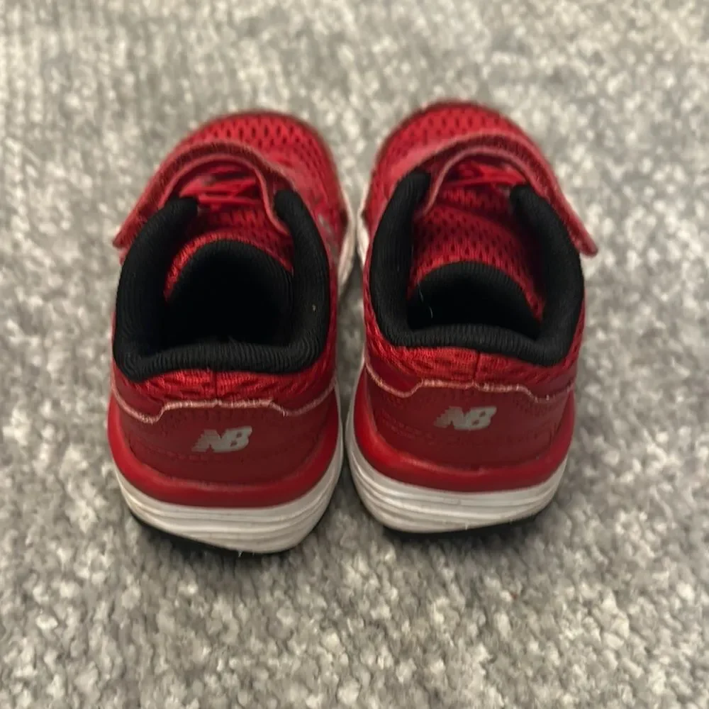 New Balance boys Red Velcro close tennis shoe size 6